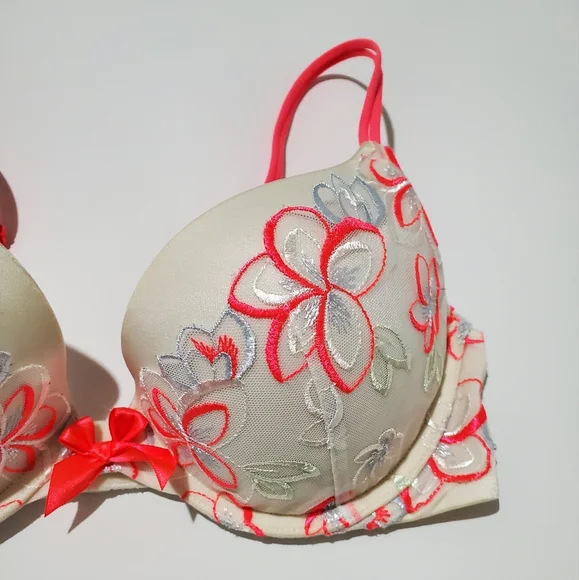 Victoria's Secret Very Sexy Push-Up Pigeonnant Bra Size 34C - Picture 2 of 6